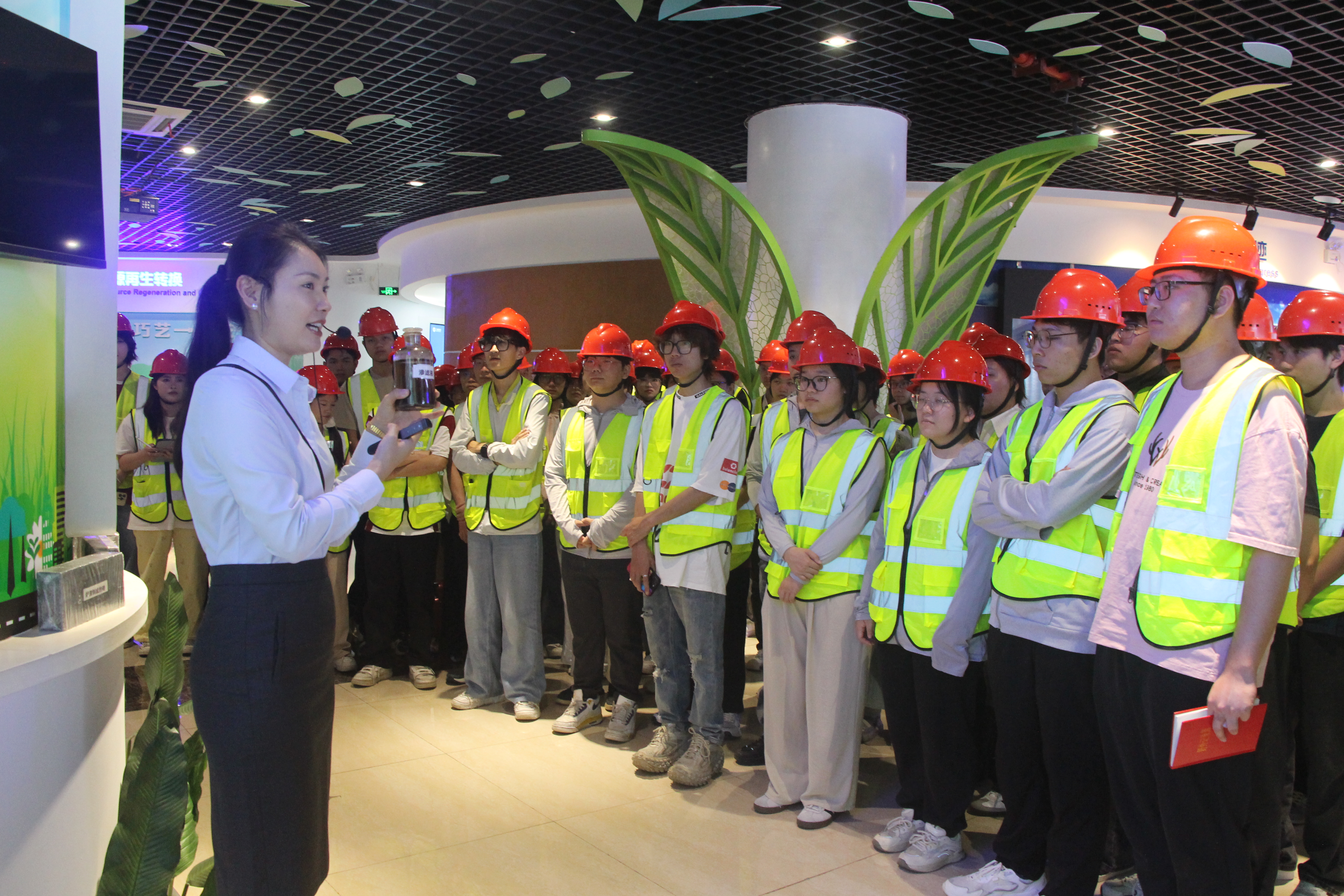 講解員正在為師生們講解垃圾焚燒后爐渣循環利用.JPG 講解員正在為師生們講解垃圾焚燒后爐渣循環利用.JPG